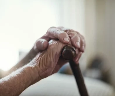 Češi mají zajetý tenhle rituál. Neví ale, že si tím škodí. starý muž se opírá o hůlku