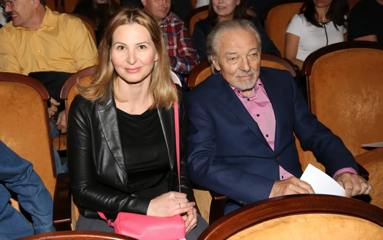 Ivana Gottová sedí vedle manžela. 