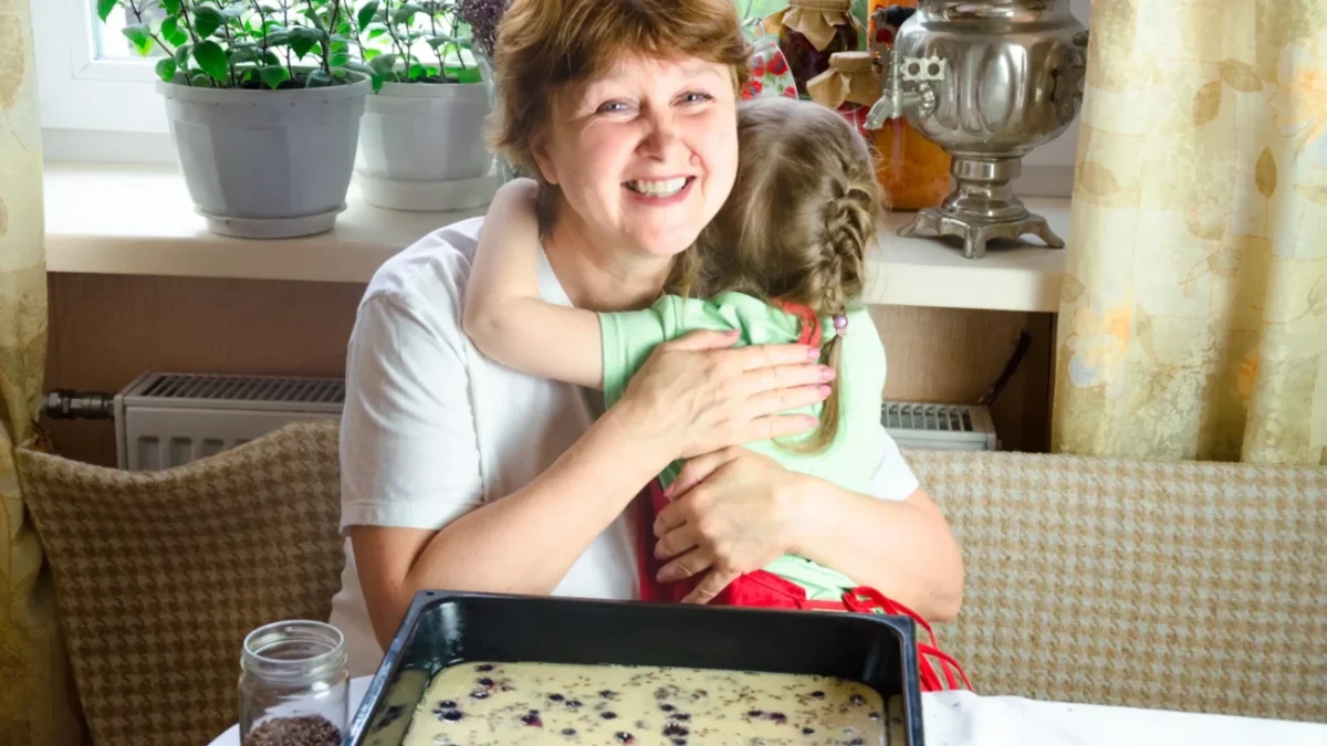 shutterstock_1431311345-2 Žena společně s holčičkou sedí u upečené buchty.