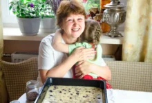 Žena společně s holčičkou sedí u upečené buchty.