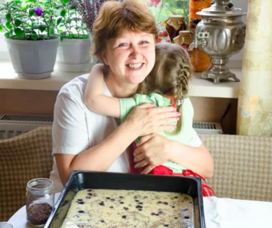 shutterstock_1431311345-2 Žena společně s holčičkou sedí u upečené buchty.