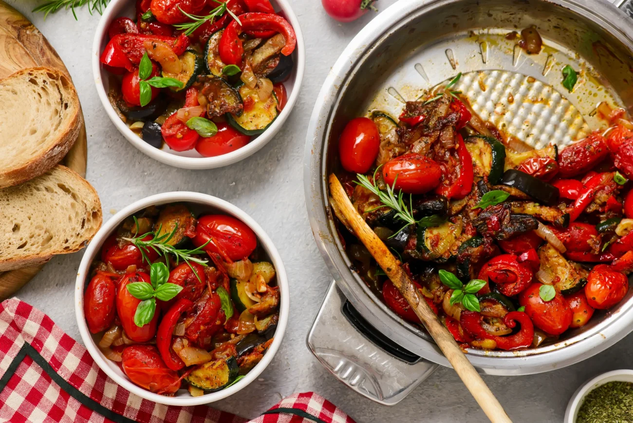 shutterstock_2668073917-2 | TVGURU.cz Na stole je naservírované ratatouille.