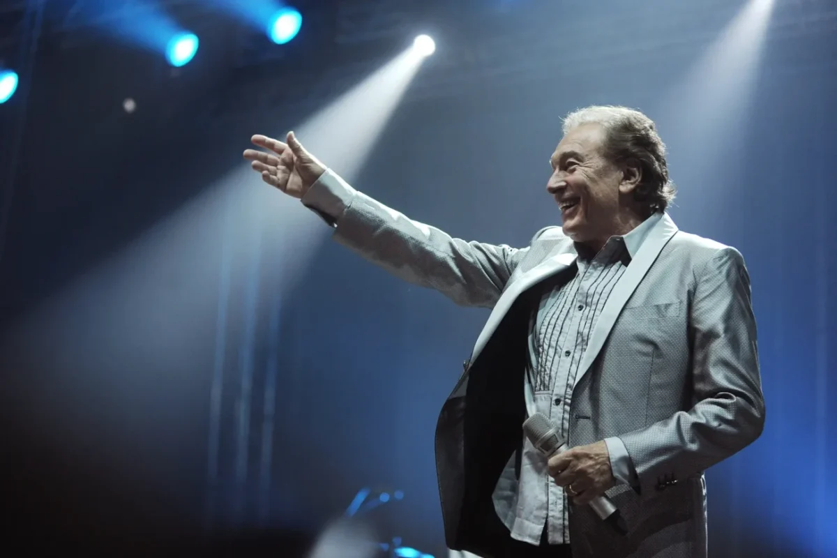 Karel Gott stojí na pódiu.