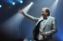 Karel Gott stojí na pódiu.