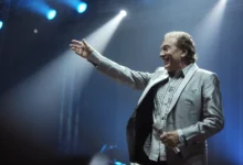 Karel Gott stojí na pódiu.