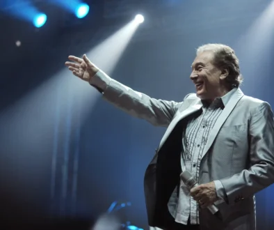 Karel Gott stojí na pódiu.