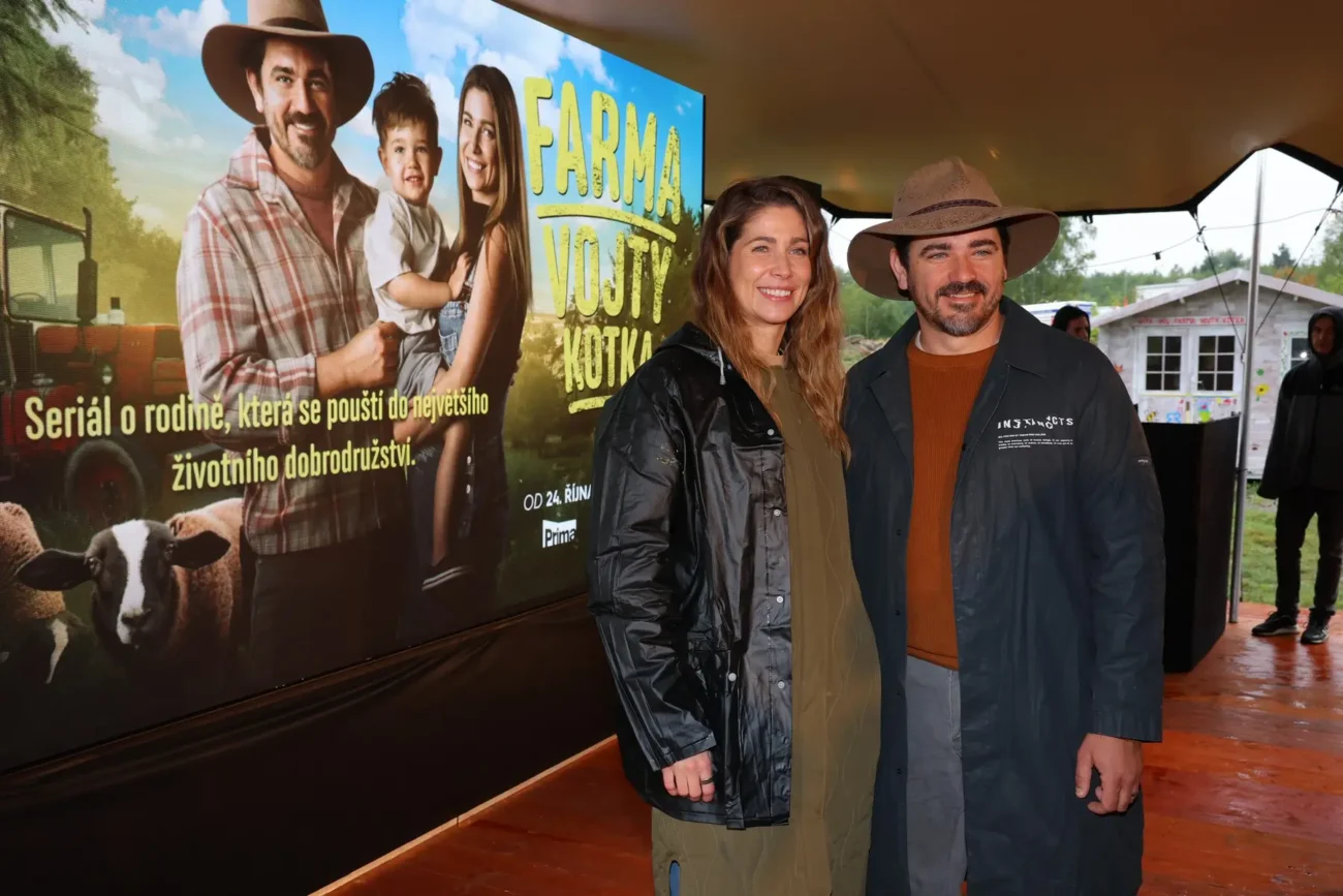 profimedia-1039965121 | TVGURU.cz Vojta Kotek s přítelkyní, za nimi plakát z pořadu Farma Vojty Kotka