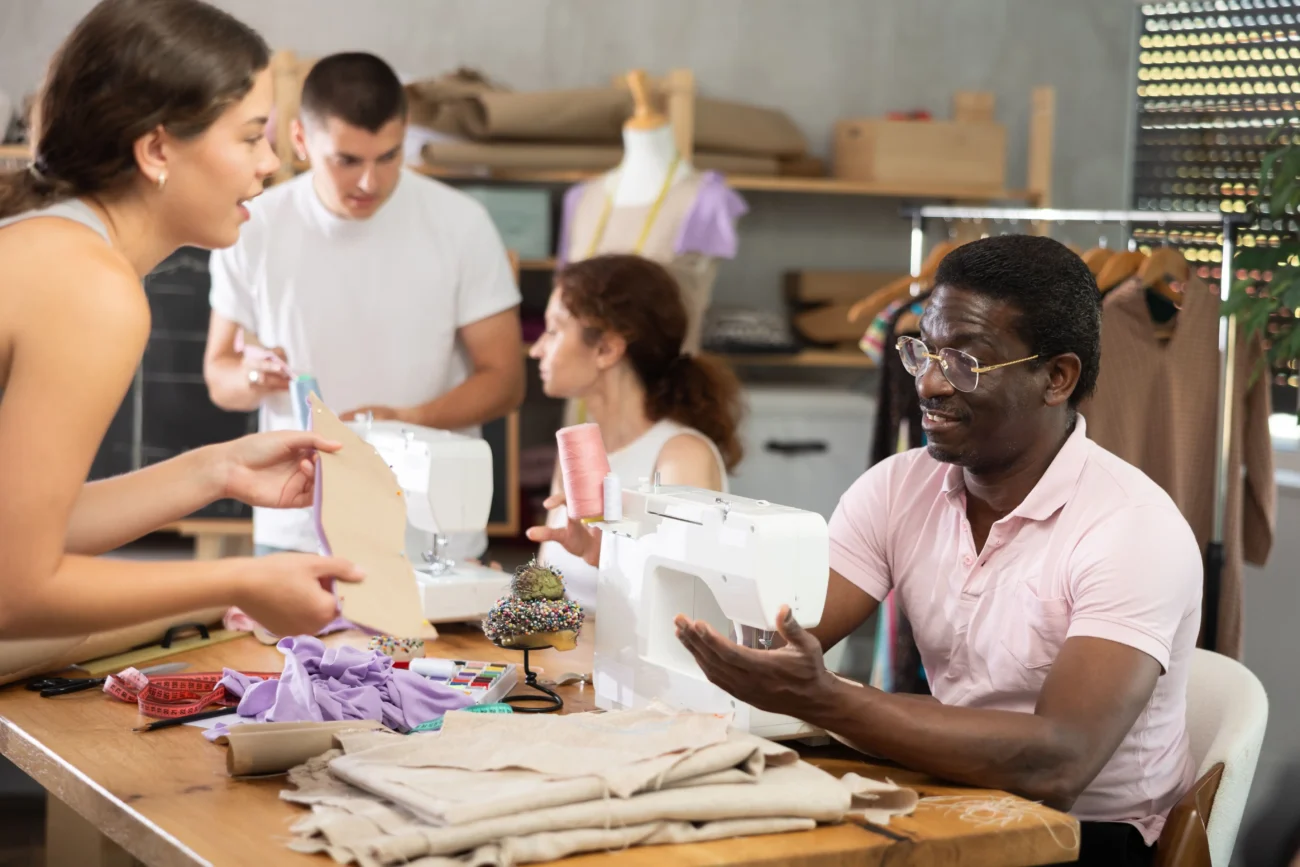 lidé pracující s šicím strojem
