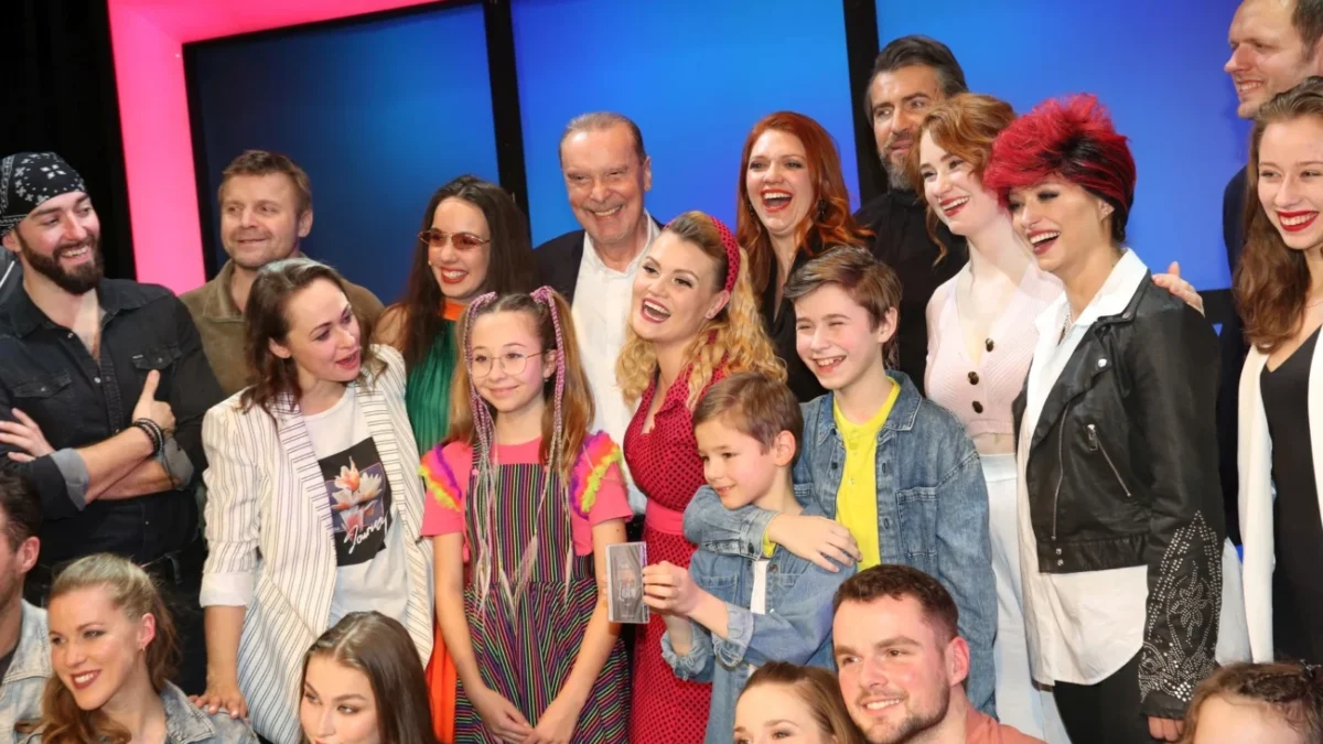 profimedia-0752451709_1 Křest CD Biograf láska s největšími hity Hany Zagorové (Divadlo Kalich, 2023). Na jevišti uprostřed muzikálových zpěváků Štefan Margita