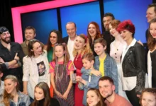 Křest CD Biograf láska s největšími hity Hany Zagorové (Divadlo Kalich, 2023). Na jevišti uprostřed muzikálových zpěváků Štefan Margita