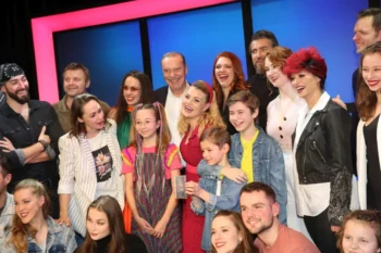 Křest CD Biograf láska s největšími hity Hany Zagorové (Divadlo Kalich, 2023). Na jevišti uprostřed muzikálových zpěváků Štefan Margita