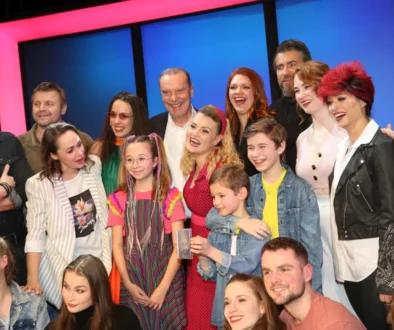 Křest CD Biograf láska s největšími hity Hany Zagorové (Divadlo Kalich, 2023). Na jevišti uprostřed muzikálových zpěváků Štefan Margita