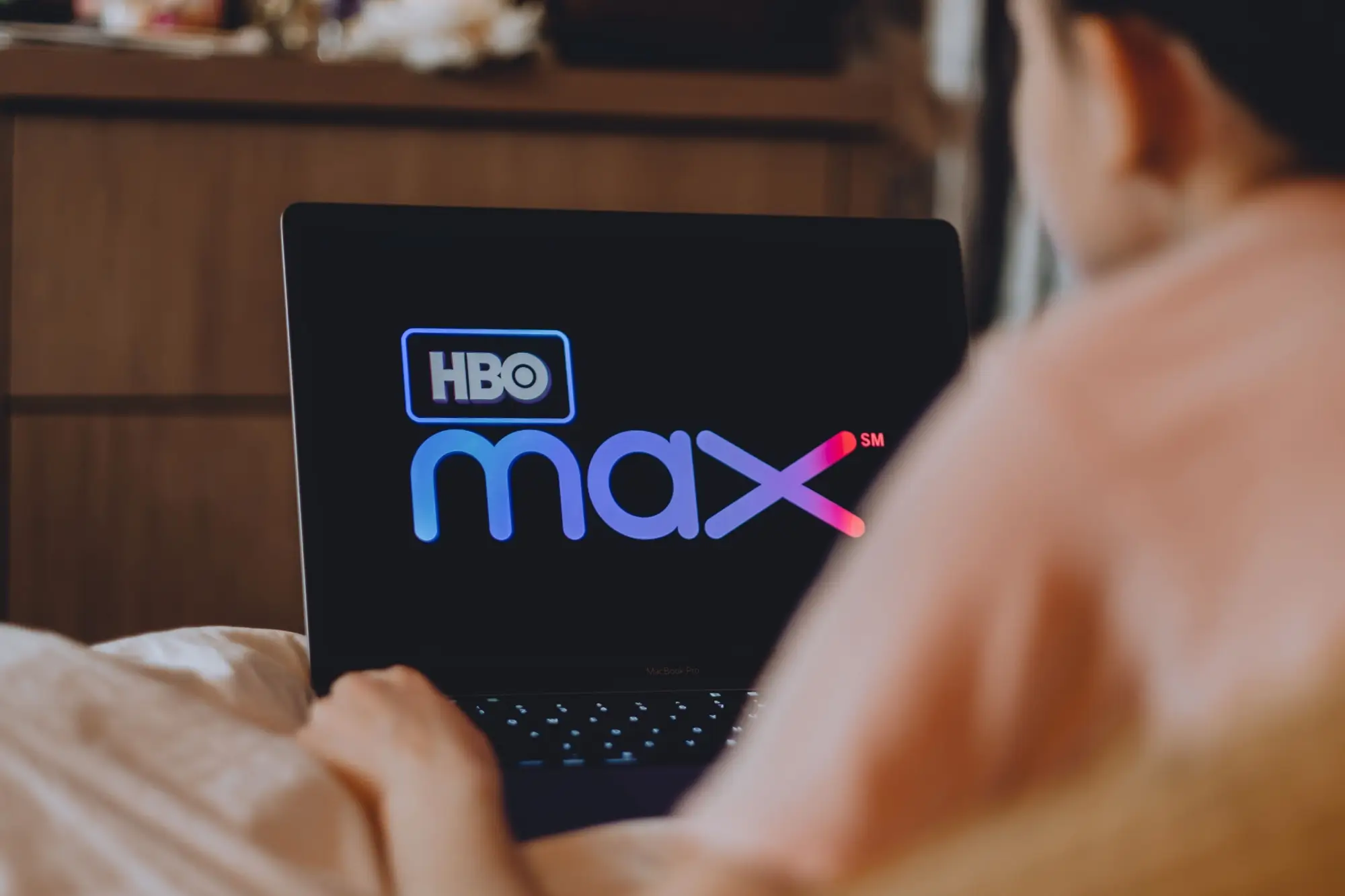 Shutterstock_1685280457 | TVGURU.cz osoba kouká na laptop s otevřeným HBO Max