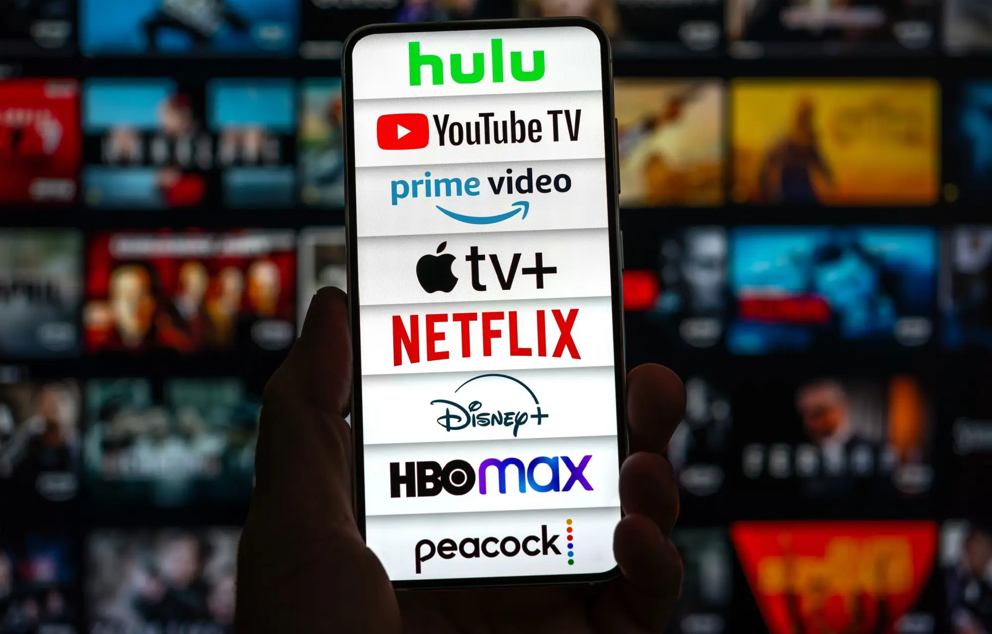 Shutterstock_2631683105 | TVGURU.cz mobilní telefon s řadou streamovacích služeb k dispozici