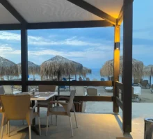 záběr na pláž a moře