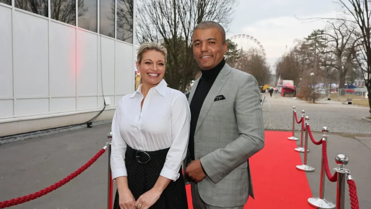 profimedia-0968818954 Lucie Borhyová a Rey Koranteng stojí vedle sebe na červeném koberci.