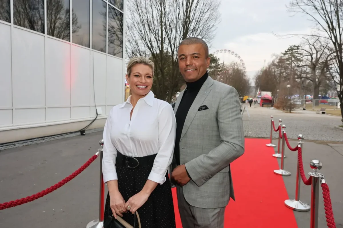 Lucie Borhyová a Rey Koranteng stojí vedle sebe na červeném koberci.