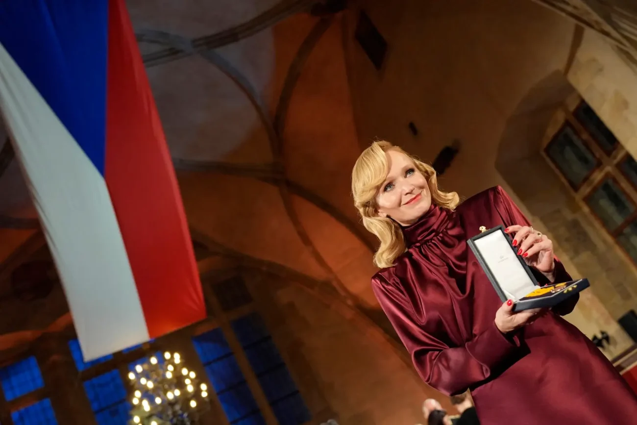 profimedia-1049102824 | TVGURU.cz Aňa Geislerová v ruce drží vyznamenání.