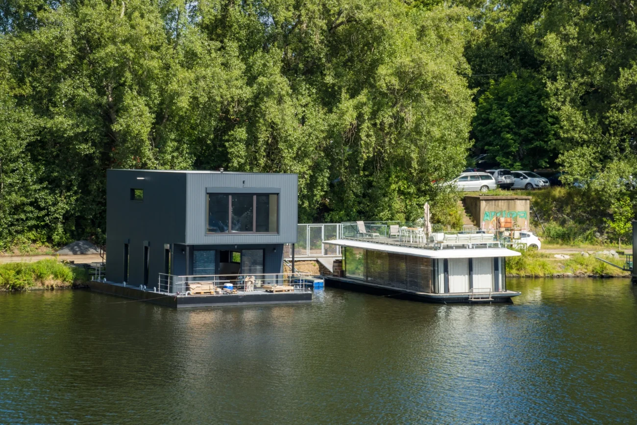 shutterstock_2531596265-2 | TVGURU.cz hausbóty plující po vodě