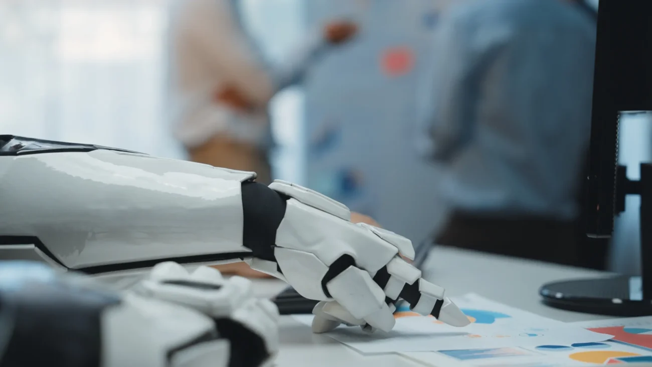 shutterstock_2658823675-2 | TVGURU.cz Robotická ruka ukazuje na stůl.