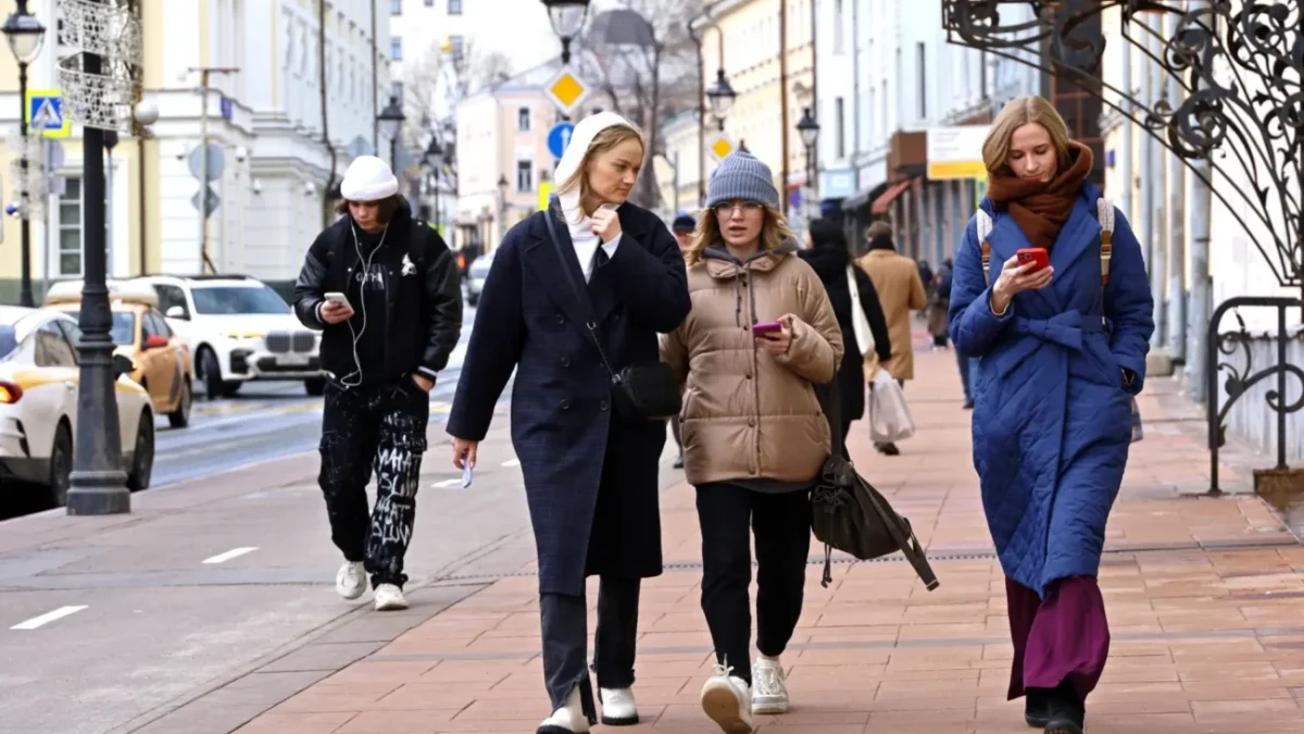 lidé na ulici v zimních bundách