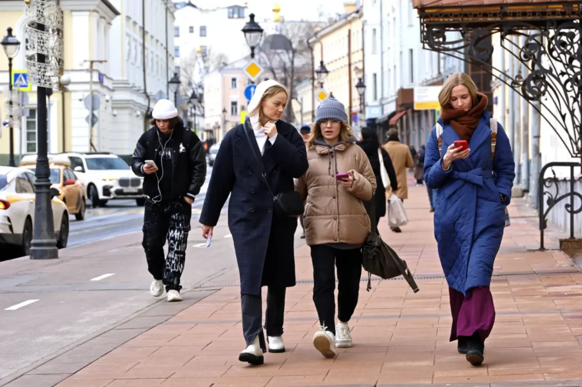 lidé na ulici v zimních bundách
