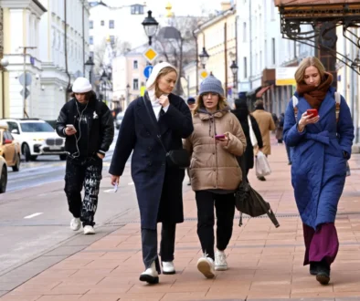 lidé na ulici v zimních bundách