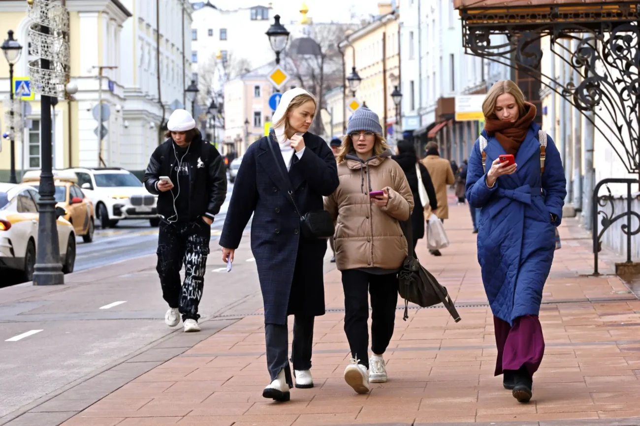 Shutterstock_2275722519 | TVGURU.cz lidé na ulici v zimních bundách