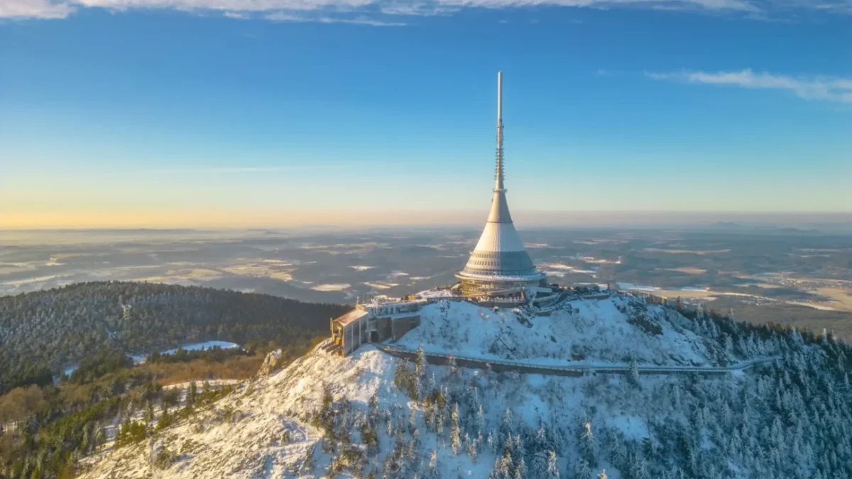 Shutterstock_2276002805 Ještěd v zimě