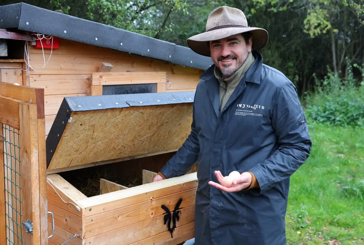 profimedia-1039964958 1 | TVGURU.cz Vojtěch Kotek stojící u boxu s domácími vajíčky.