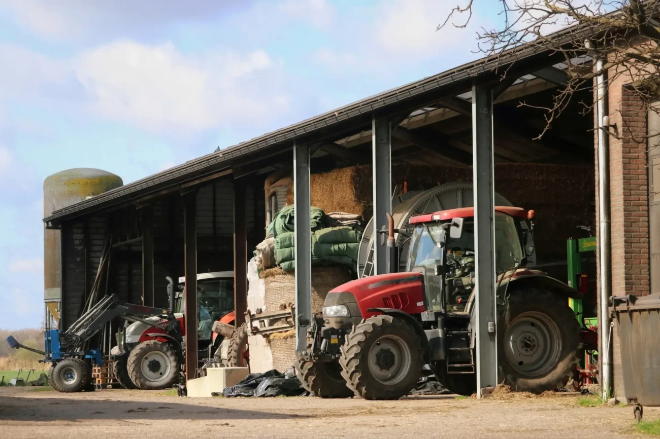 shutterstock_2606519679 1 | TVGURU.cz Traktory zaparkované na farmě.