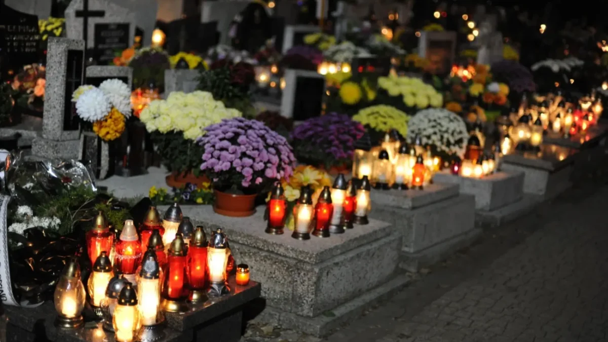 hroby plné svíček na Dušičky