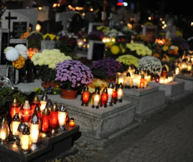 Tyhle dušičkové filmy si nesmíte nechat ujít. hroby plné svíček na Dušičky