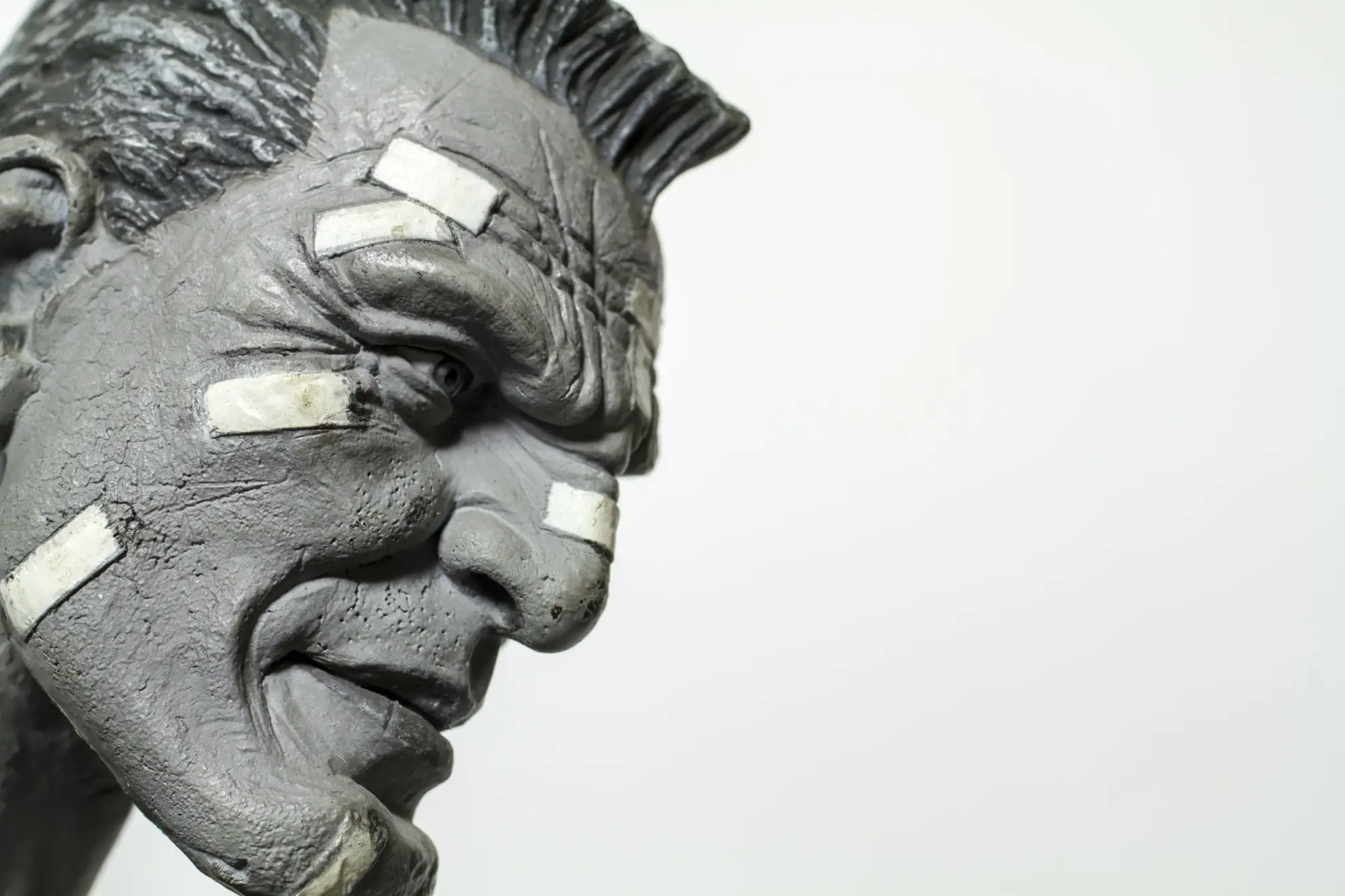 Shutterstock_210637723 | TVGURU.cz socha postavy Marva z filmu Sin City