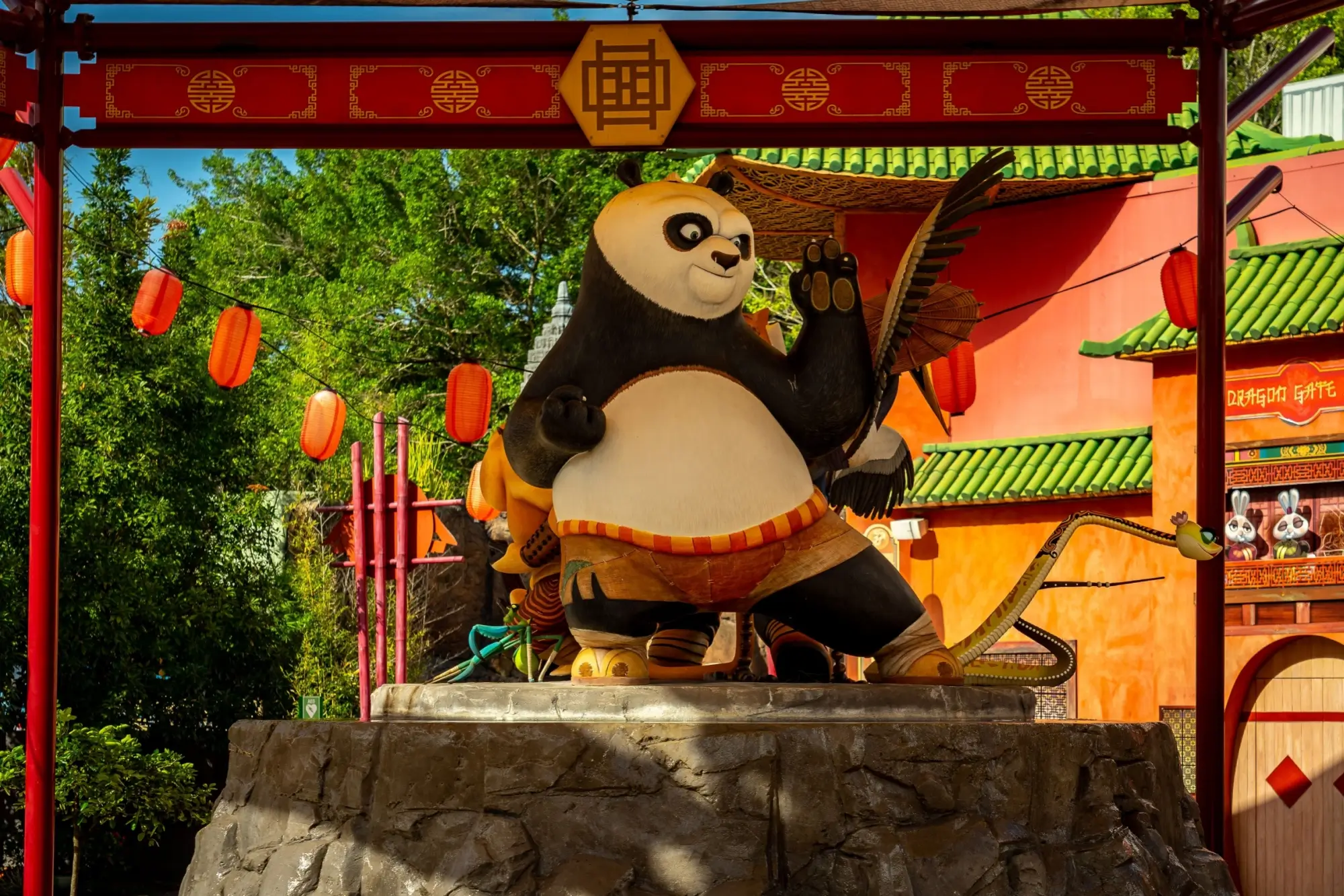 Shutterstock_2159404595 | TVGURU.cz socha Kung Fu pandy v zábavním parku
