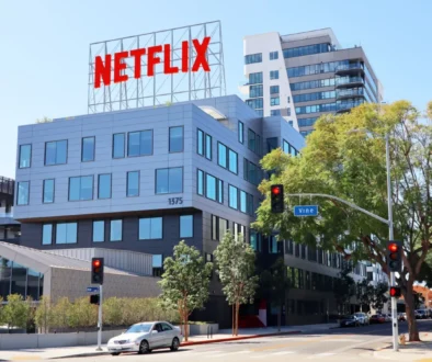 budova s logem Netflixu na střeše