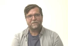 David Laňka se dívá před sebe.