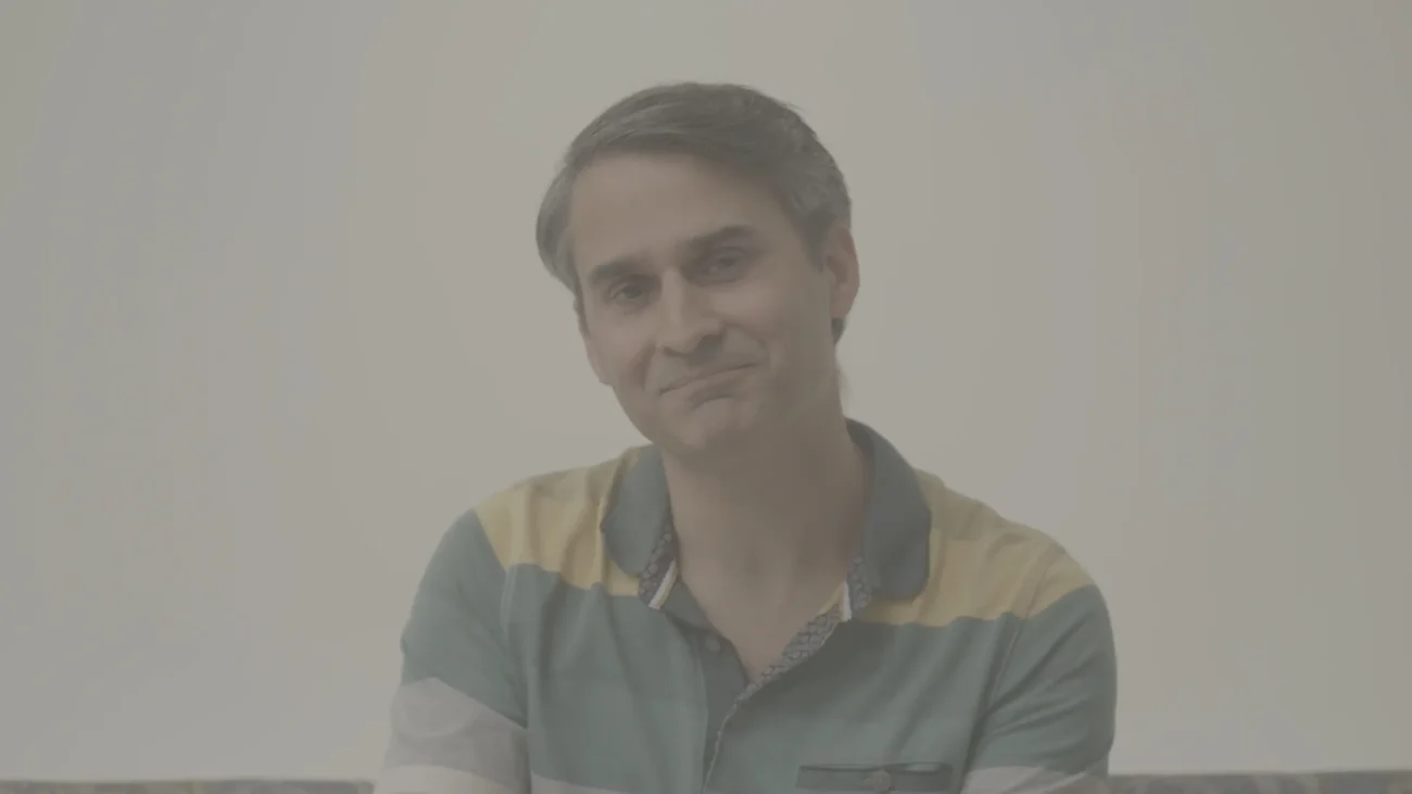 V1-0002_SD03_Banga02_00006560 | TVGURU.cz Radek Banga se dívá před sebe.