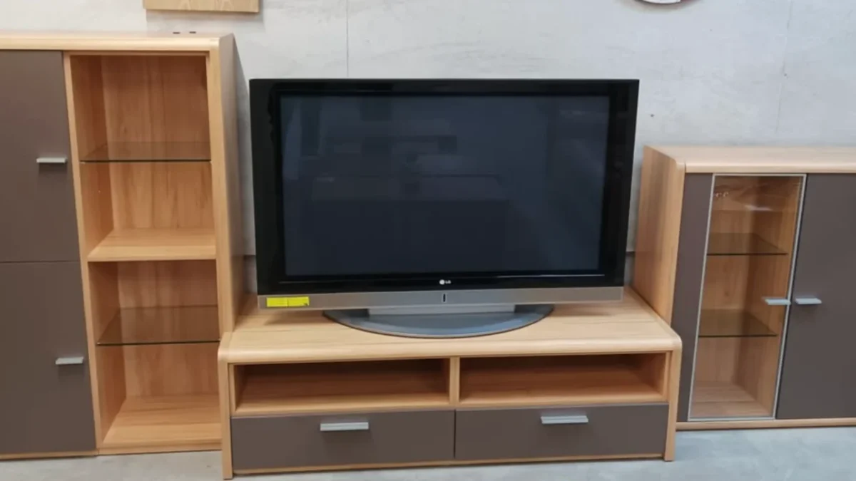 televize v obýváku na stole