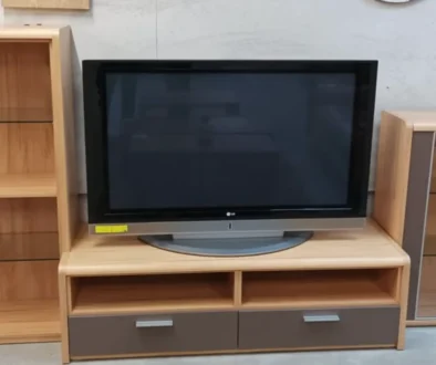 televize v obýváku na stole