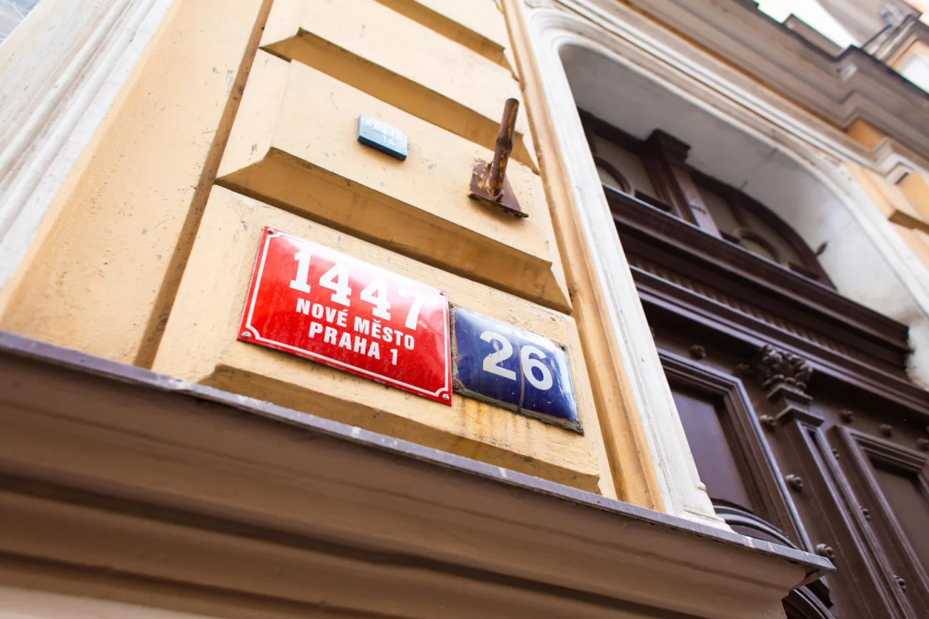 shutterstock_1812329488-min | TVGURU.cz označení adresy na domě