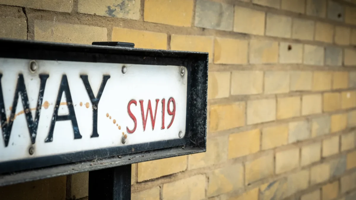 nápis na ceduli u zdi