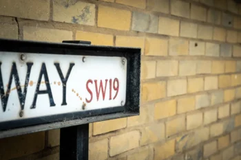 nápis na ceduli u zdi