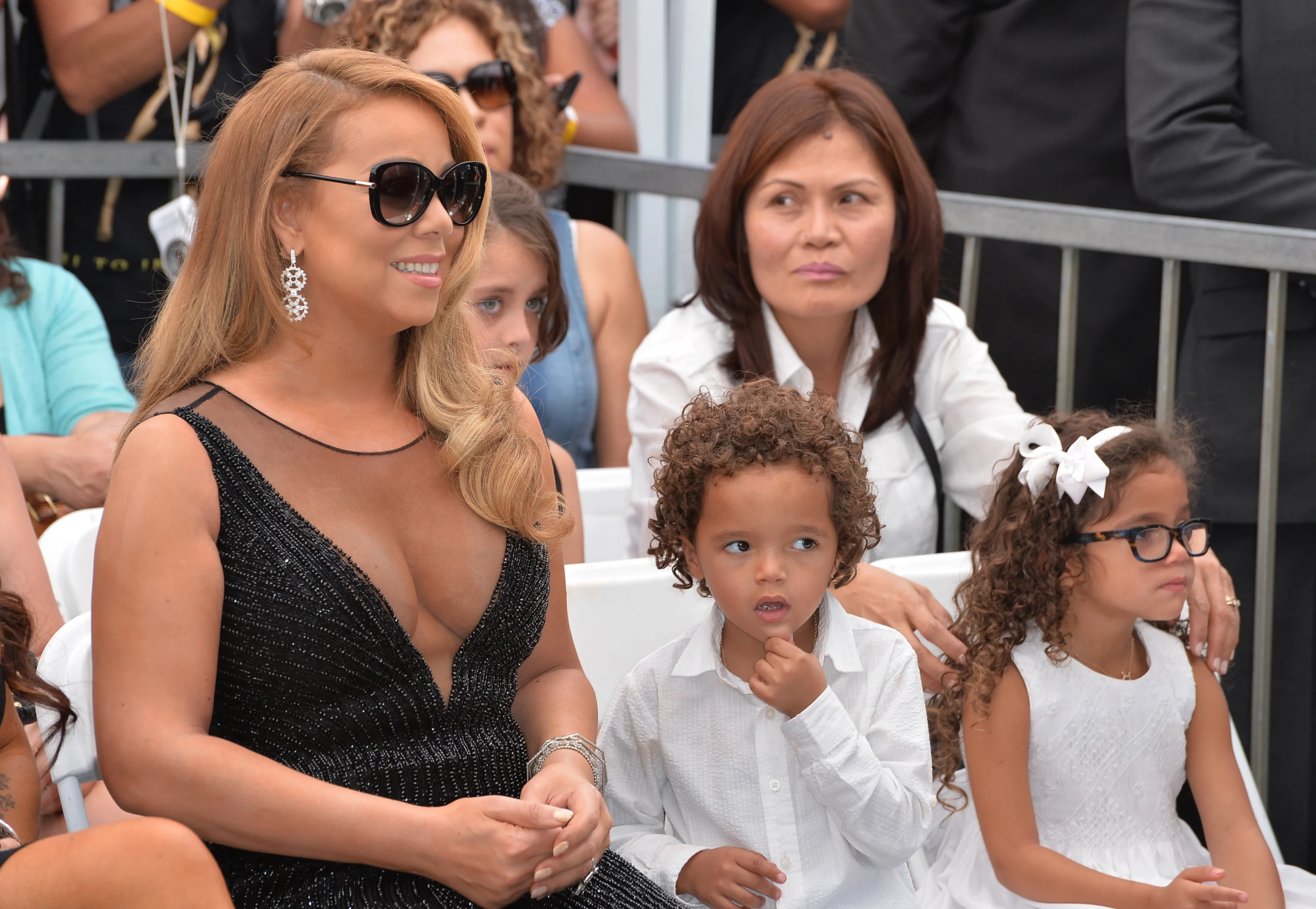 shutterstock_388545277 | TVGURU.cz Usmívající se Mariah Carey s dětmi-dvojčaty na tribuně