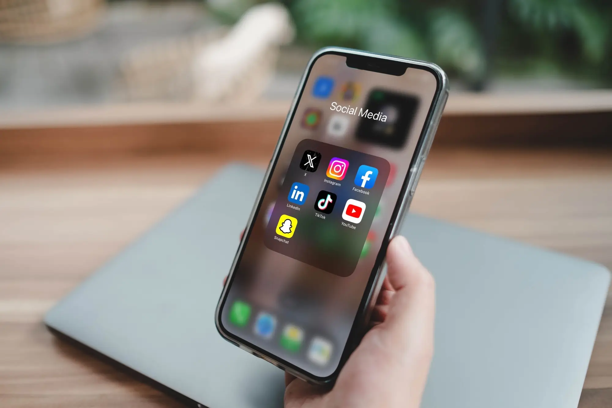 Shutterstock_2644535775 | TVGURU.cz mobil s řadou ikon sociálních sítí