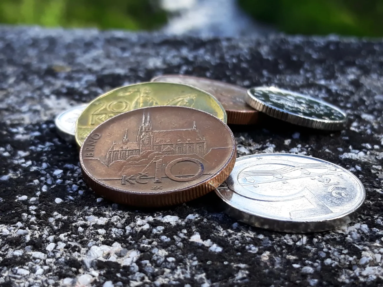 shutterstock_1257262159-2 | TVGURU.cz Peníze leží na silnici.