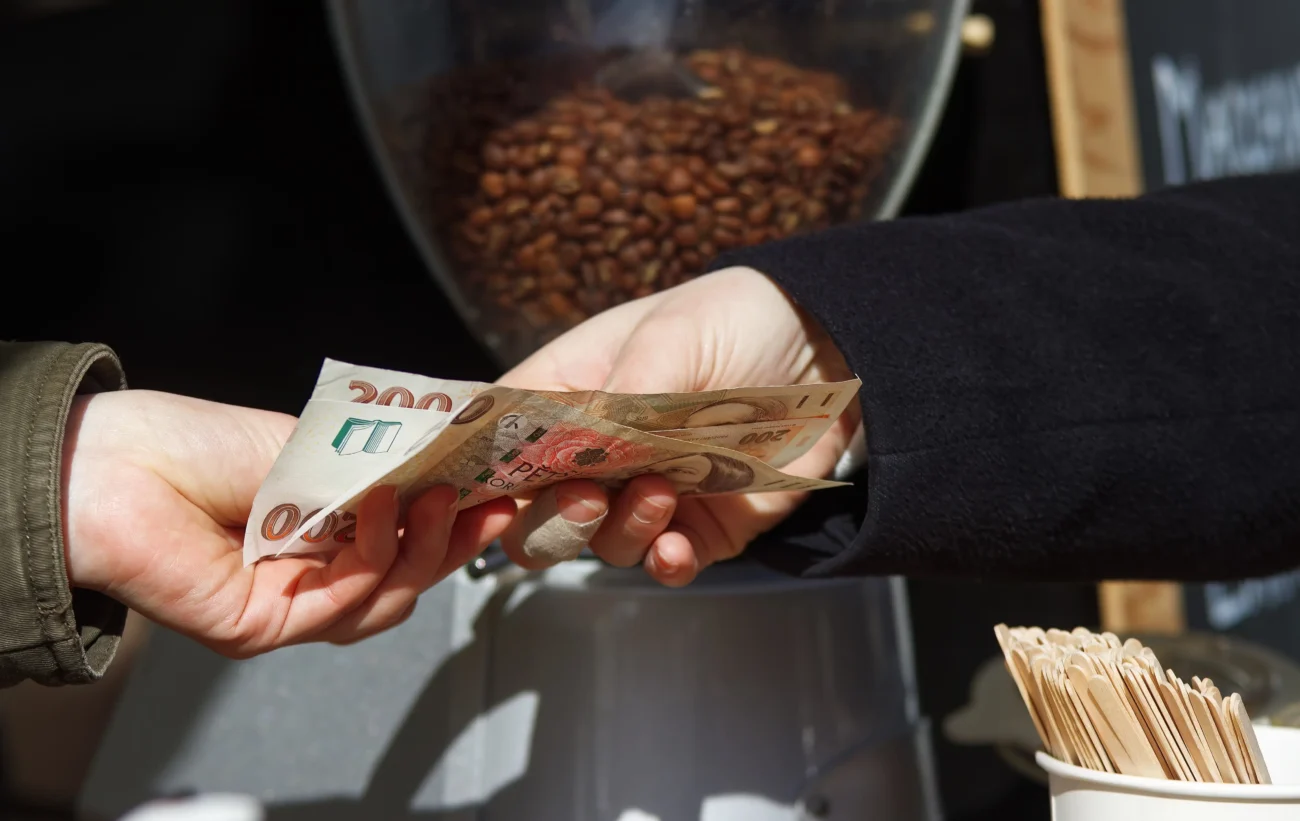 shutterstock_2278810611-2 | TVGURU.cz Lidé si předávají peníze.