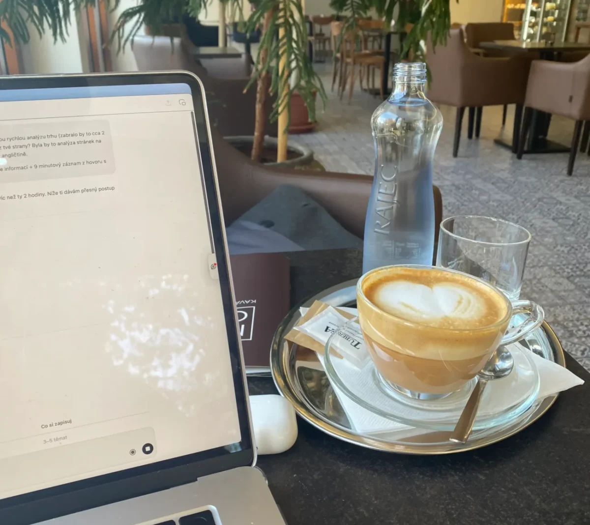 káva v kavárně na stole