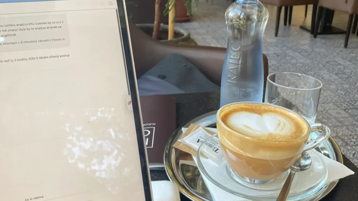 káva v kavárně na stole