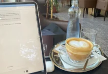 káva v kavárně na stole